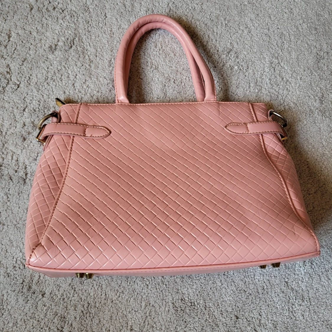 Rosa handväska med guldiga detaljer - 1