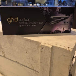 ghd Contour Professional Crimper Limited Edition - ghd Contour Professional Crimper Limited Edition ger textur och volym till håret. Produkten är helt ny  med originalförpackning och tillbehör. Perfekt för att skapa trendiga frisyrer med enkel användning. 