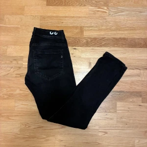 Dondup George Jeans - Säljer dessa ritkigt snygga Dondup jeans modell George. W32. Skick 8,5/10. Nypris 4000kr vårt pris 899kr. Pris kan diskuteras vid snabb affär. Hör av er vid frågor eller funderingar. 