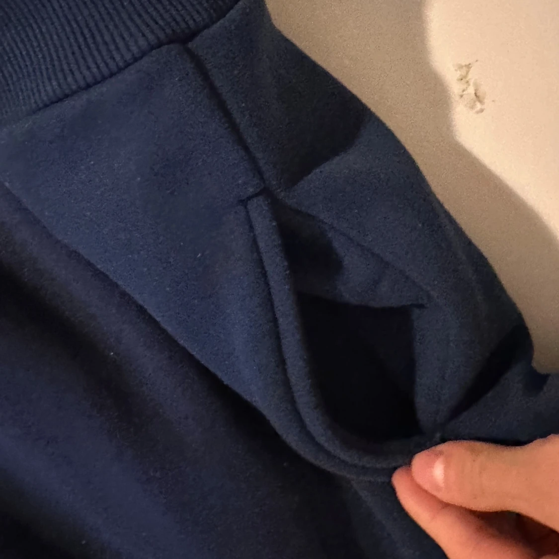 Mörkblå bomberjacka med dragkedja - 2