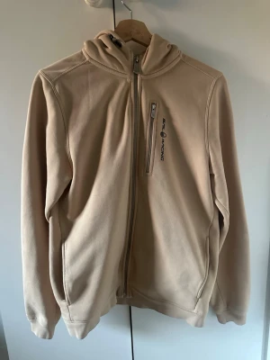 Sail Racing  - Jag köpte en Sail Racing för inte så länge sen. Jag har börjat bära en by stil och bestämde mig för att sälja denna. Den är i ett väldigt bra skick med inga fläckar eller skador. Priset kan diskuteras!