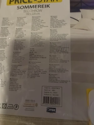 Beige randig överkast - Säljer en beige väst från JYSK med diskreta breda ränder. Västen är tillverkad i 100% bomull och har en mjuk och skön känsla. Perfekt för dig som gillar stilrena och enkla detaljer. Passar dig som vill ha en klassisk look.