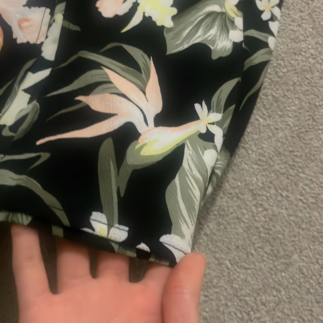 Svart långklänning med blommigt mönster - 2