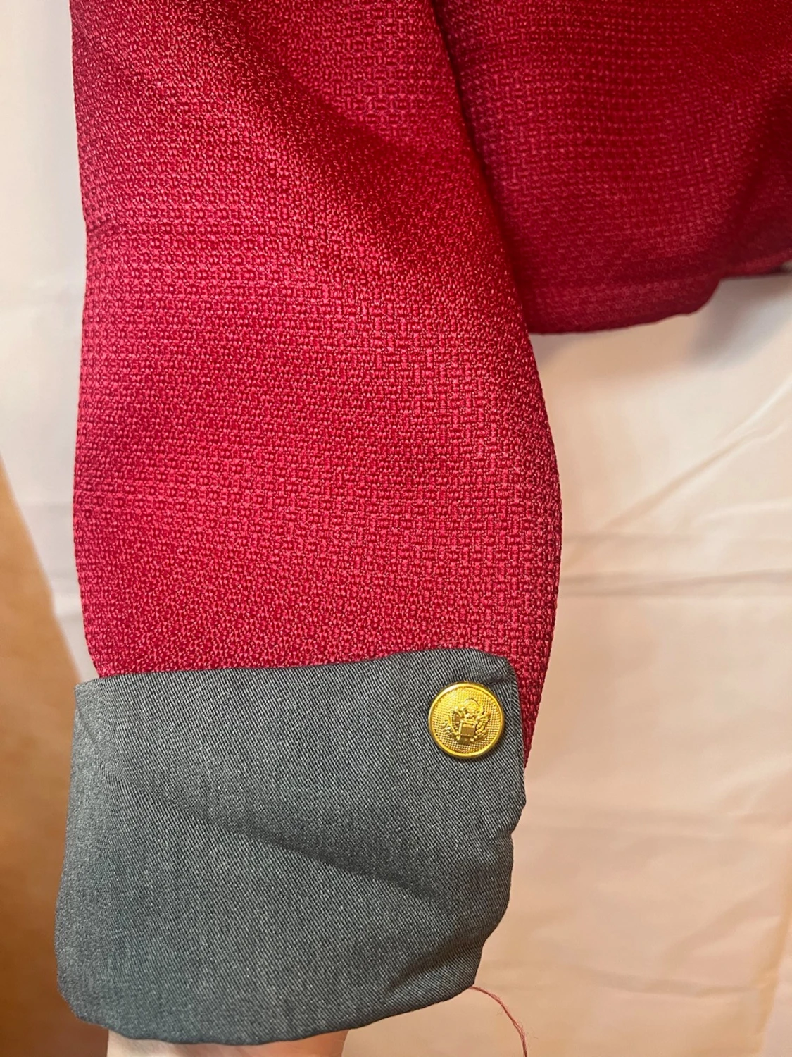 set 2st vinröd jacka  med vit fuskpäls och kjol med bälte midja kedja  - 3