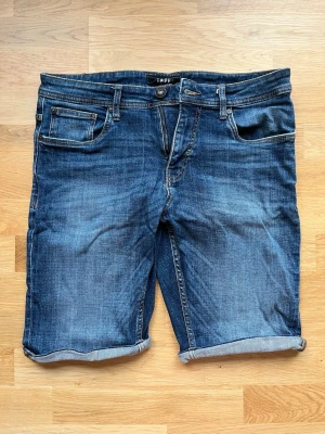 Blå jeansshorts - Blå jeansshorts. Från SMOG. Herr-modell. Strl M