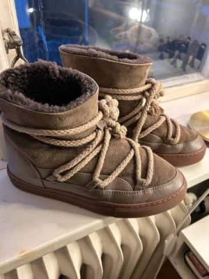 Bruna Inuikiis  - Säljer mina superfina inuikiis då dom tyvärr är lite stora i storleken! Sparsamt använda med en liten fläck bara 🙌🏽pris kan diskuteras !