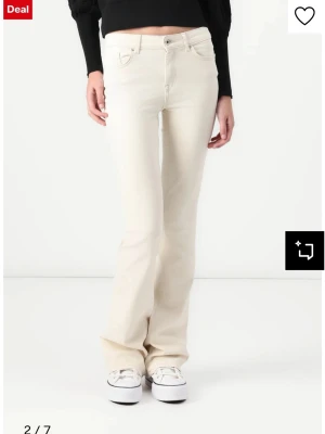 Vita bootcut jeans från ONLY - Snygga vita jeans från ONLY med bootcut passform och notmal midja. Klassisk femficksmodell i stretchig bomullsblandning som sitter skönt och ger en clean look. Perfekta till sneakers eller boots för en fräsch stil. L/34