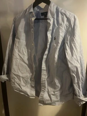 Ralph Lauren skjorta - Tja, säljer denna snygga skjortan från Ralph lauren. Den är ganska använda men med ett stryk järn kan den så ny ut. Pris kan variera pågrund av skicket. Skicka gärna ett pm om du har någon fundering. STÅR EJ FÖR POST.