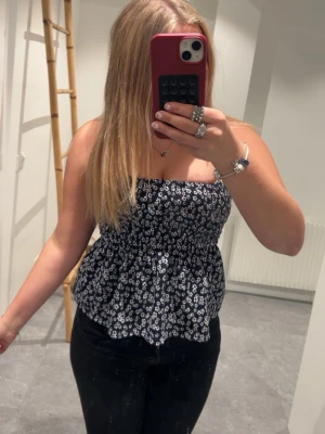 Blommig svart topp - Svart söt topp, använt en gång