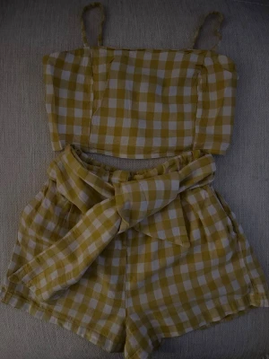 SET Rutig topp med linneshorts med skärp - Säljer set från Bershka. Rutig topp och linneshorts med skärp och hög midja. Storlek S.