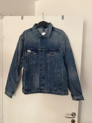 Jeansjacka med tryck  - Storlek (tror det är L / XL). Aldrig använd. 