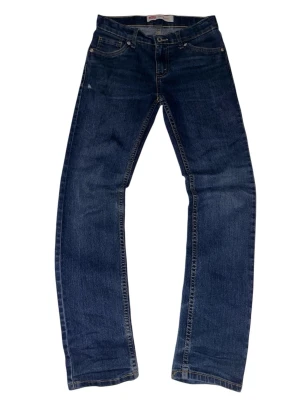 Blåa Levi's jeans 510 skinny  - Snygga Levi's 510 Skinny jeans i klassisk mörkblå tvätt med gul kontrastsöm. Modellen har fem fickor, knapp och dragkedja fram samt Levi's patch och röd etikett bak. Jeansen är smala i benen och har en modern, ungdomlig look.