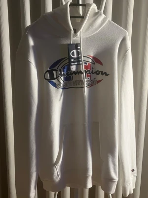 Champion Hoodie - Säljer min helt nya hoodie ifrån Champion, Nytt skick i storlek M, pris går diskuteras hör av er vid minsta fundering!