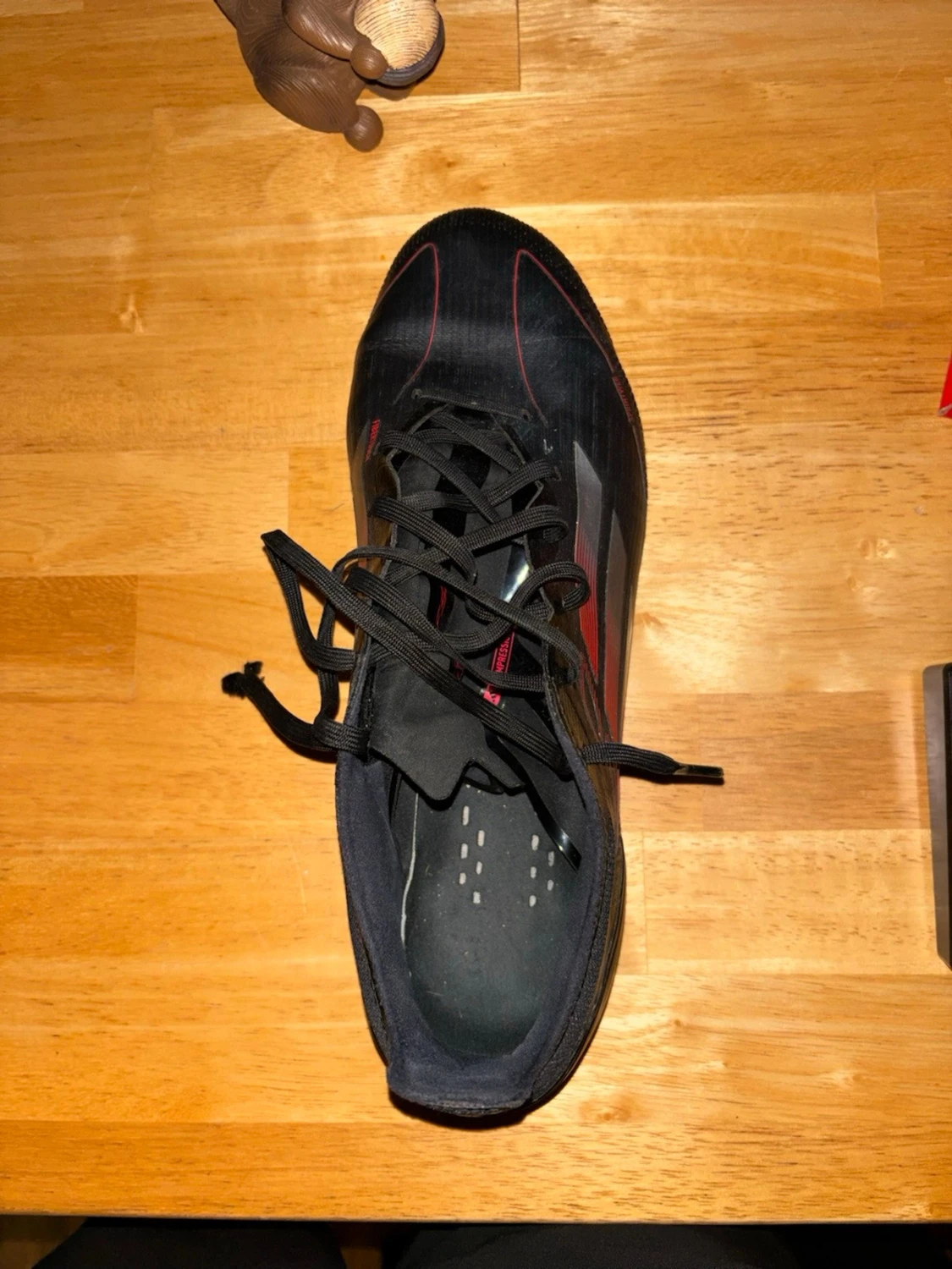 Svarta Adidas fotbollsskor med röd detalj - 1