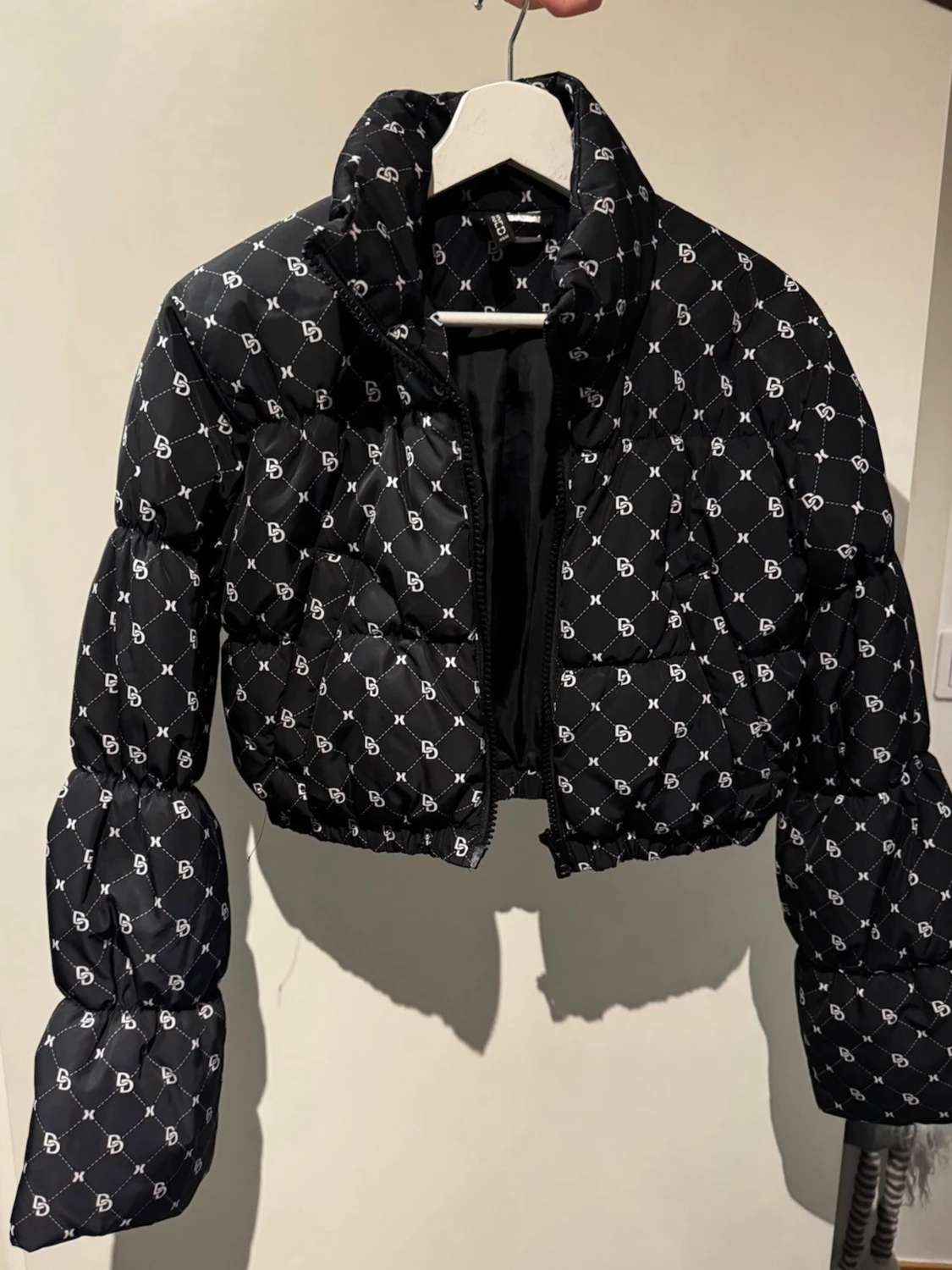 Svart croppad pufferjacka