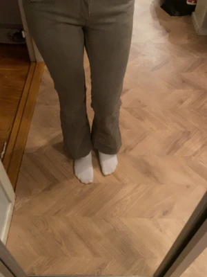 Gröna bootcut-byxor från 157, S -  gröna bootcut-byxor från 157 i storlek.