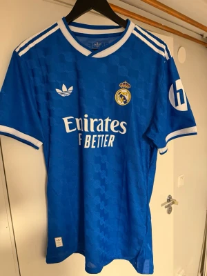 Real Madrid player edition 3e ställ  - Real Madrid 3e ställ player edition oanvänd!!! Size L men passar även M 