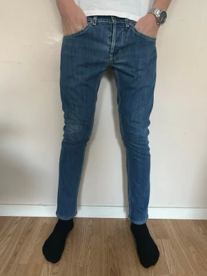 Dondup George  - Ett par riktigt schyssta Dondup George jeans! Passformen |skinny fit| och stl | 31 | de sitter jättebra på benen och passar jättebra! Modellen är 184cm. Pris 849kr och nypris ligger upp mot 3000kr så passa på!🤩🤩