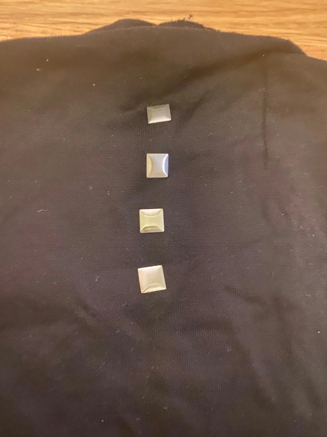 Svart ärmlös topp med silvriga nitar - 2