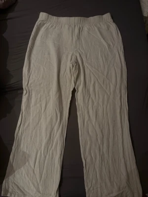 Beiga linnebyxor med loose fit - Säljer ett par beiga linnebyxor med skön loose passform och elastisk midja. Byxorna har raka ben och är tillverkade i ett luftigt linnematerial som passar perfekt när man vill vara bekväm. Enkla att matcha med t-shirt eller hoodie. (Har en liten liten fläck)