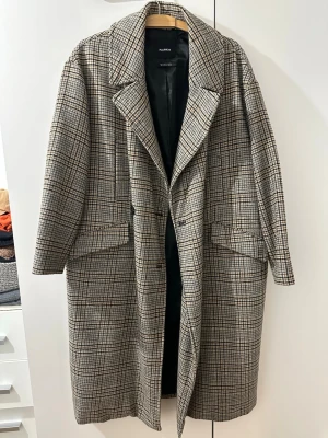 Rutig kappa från Pull&Bear - Kappa i gott skick. Passar till S-L 