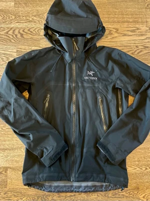 Arc'teryx Beta AR Jacka - Arc'teryx "Beta AR" jacka med Goretex PRO. Svart, i storlek S. Sparsamt använd, i jättefint skick. Kvitto medföljer. Säljs pga minskad användning. Bara att höra av dig vid intresse, frågor eller önskan om fler bilder!