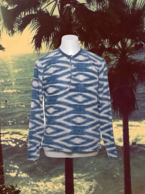 Blåvit mönstrad tröja Ralph Lauren Denim & Supply - Säljer en blåvit långärmad tröja från Denim & Supply Ralph Lauren i 100% bomull. Tröjan har ett coolt geometriskt mönster, rund hals och knappslå framtill. Perfekt för dig som gillar avslappnad stil med lite edge.