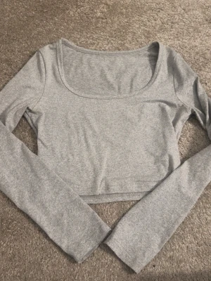 Grå tröja - Knappt använd