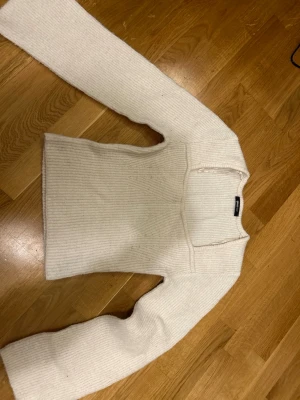 Vit stickad tröja Gina Tricot S - Säljer en vit stickad tröja från Gina Tricot i storlek S. Tröjan har en fyrkantig halsringning och långa ärmar. Den är ribbstickad och har en clean, enkel design som är lätt att matcha med olika outfits.