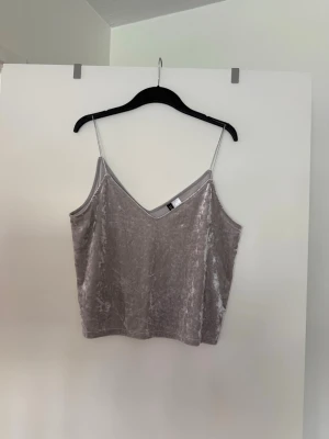 Linne grå sammet  - Storlek L. Sparsamt använd. 