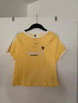 T-shirt gul  - Storlek XL. Aldrig använd. 