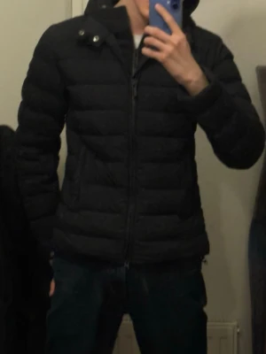 Svart pufferjacka från Colmar - En snygg still ren jacka, säljer för att är lite för liten, köpt för 6350kr. Denna jacka är knappt använd då jag inte har haft i över 3 veckor.