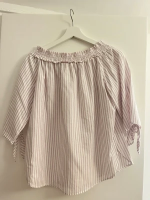 Randig topp - Säljer denna söta randiga topp som man kan ha både på axlarna men också som off shoulder. Den är köpt begagnat men aldrig använd av mig, fin skick. Från hm i storlek S. 