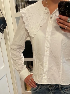 Vit blus - Vit fin skjortaktig blus. Passar XS/S. 