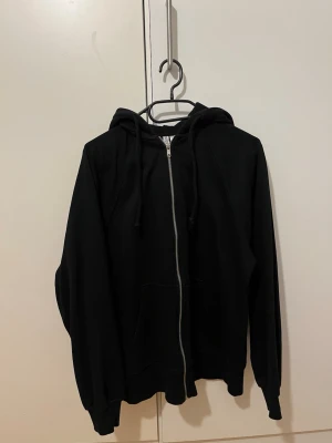 Oversized hoodie med dragkedja  - Säljer en svart hoodie i storlek xs, är väldigt oversized så funkar även om man normalt har en lite större storlek. Tröjan är köpt på H&M och är i fint skick. 
