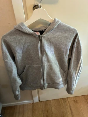 Snygg grå kofta från Adidas! - Säljer denna zip hoodie kron Adidas.