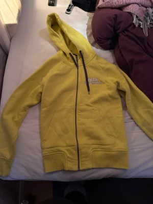 Hoodie - En varm och skön peak performance hoodie med dragkedja. 