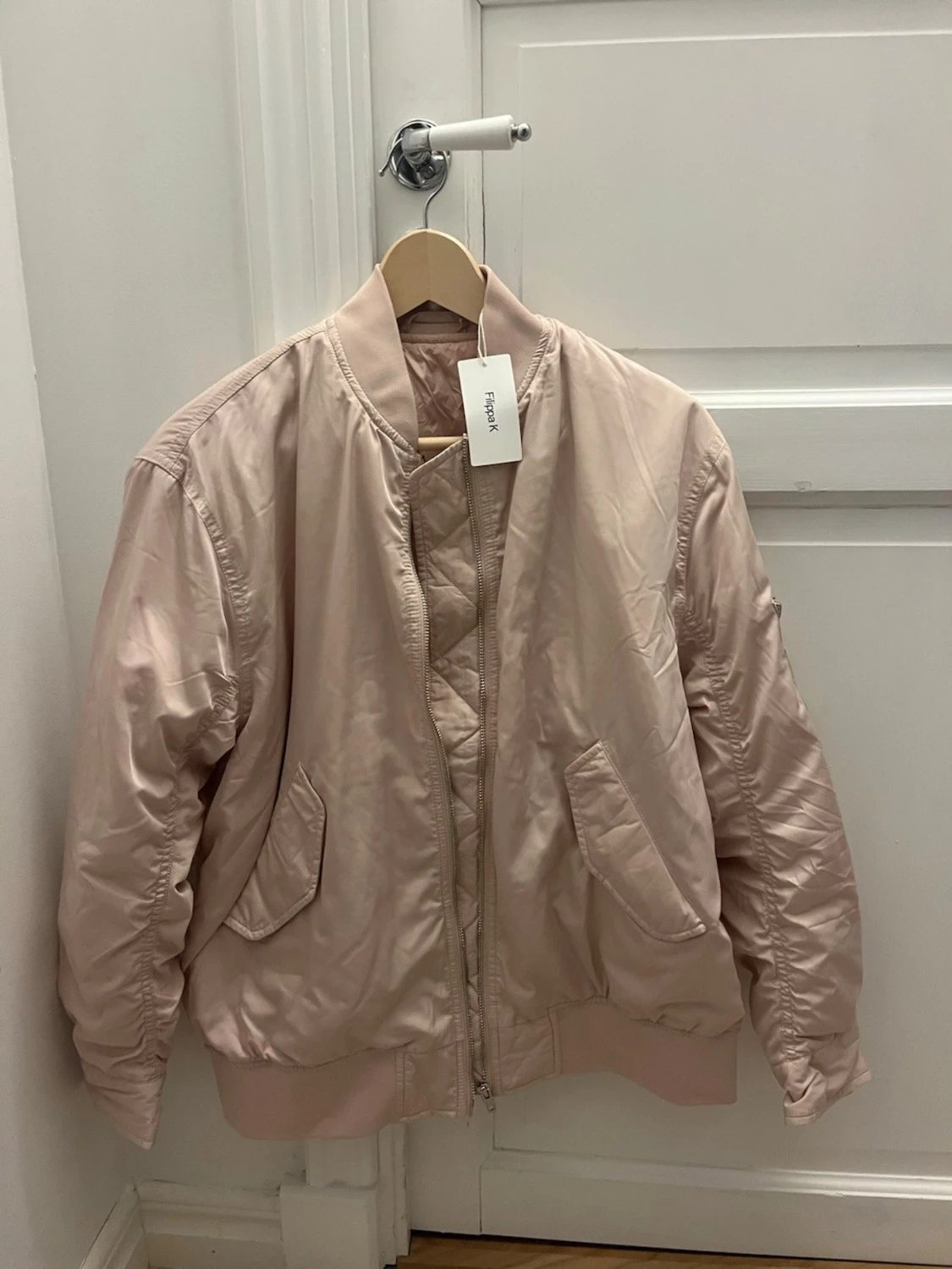 Blushrosa bomberjacka från Filippa K