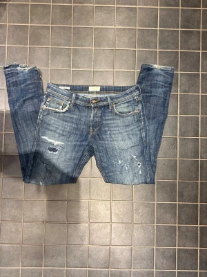 Jack and Jones jeans  - Säljer de här väldigt snygga Jack and Jones jeansen i storlek W31 L32 i modellen slimfit/glenn, jeansen har både en riktigt snygg tvätt men även riktigt snygga slitningar, priset är inte fast utan går att diskutera!