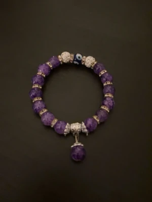 Lila pärlarmband - Ett jätte fint armband med lila pärlor och silver detaljer, oanvänt.💞