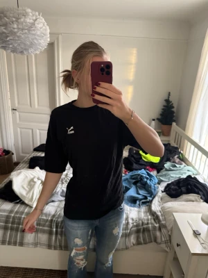 Snygg puma tröja  - Säljer denna snygga Puma tröja som passar till träning och en casuall look. Den har ett skönt tyg som andas. Köp gärna bundel för lite rea! 