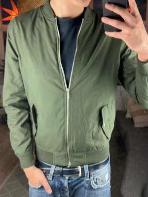 Olivgrön bomberjacka  - Skön och perfekt till alla tillfällen. Inga defekter, mått: A:49 B:45 C:40 D:63 (cm). Skriv vid fundering 😊🙌