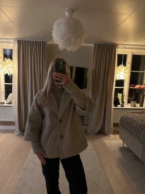 Beige teddyjacka från Tom Tailor - Säljer en beige teddyjacka från Tom Tailor med en inbyggd ”dunjacka” som man ser vid dragkedjan. Aldrig använd med lappen kvar och skyddspapper på dragkedjan. Slutsåld, storlek s.