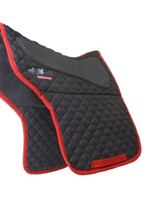 Schabrak från Karlslund -  Beskrivning Anatomiskt format schabrak med extra hög manke för perfekt passform. Schabraket i bomull har antiglidmaterial på båda sidor för ökad stabilitet. Viktfördelning och stötdämpning Speciellt utformad för att passa de flesta sadlar för islandshästar Bomull som andas Halkfritt material på båda sidor Rygglängd: 55 cm.