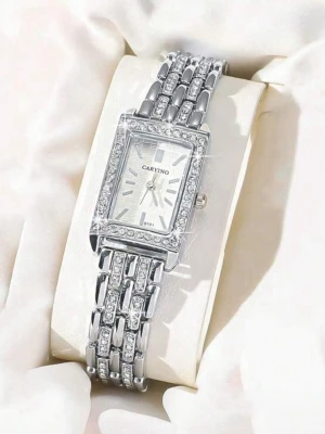 Silver klocka  - Bilderna visar en silvrig klocka med rektangulär urtavla och glittrande stenar.