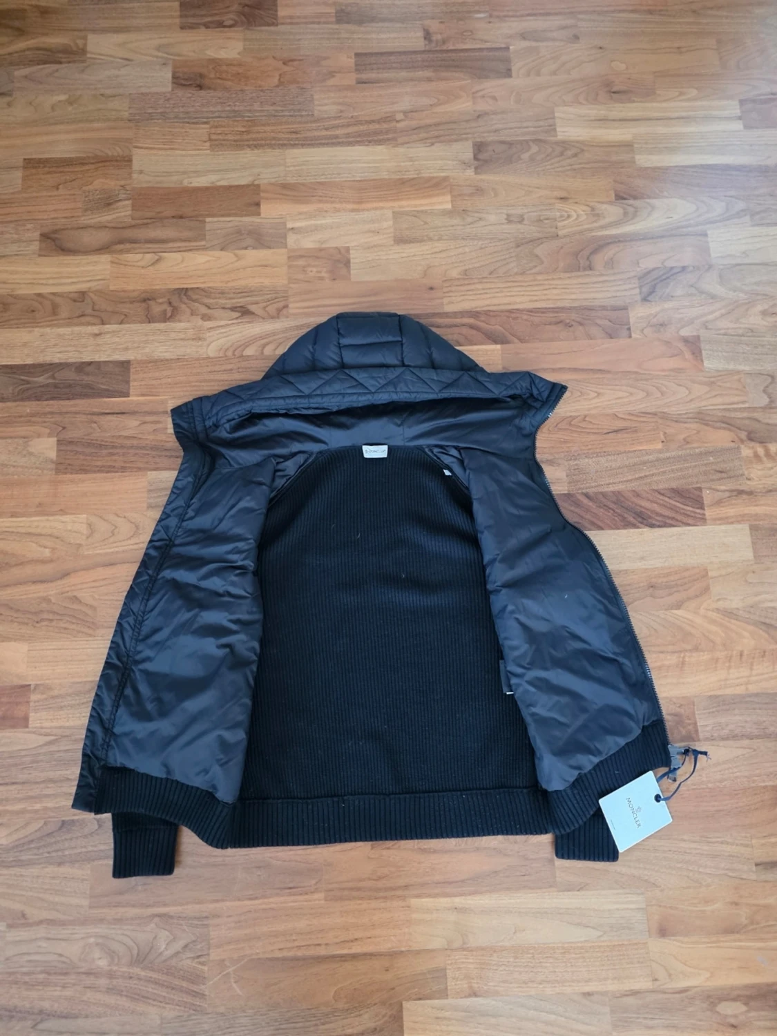 Svart pufferjacka från Moncler - 1