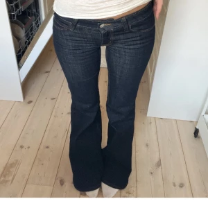  Lågmidjade bootcut/flared jeans BYTA! - Sjukt snygga jeans från cheap monday kollektionen på Weekday. Modellen heter ”Flare Low Waist Flared Skinny Jeans” och är i färgen blue rinse. De är helt oanvända då de är för små för mig. Prislappen är kvar.  Storlek är 26/32 🥰 Det är ej jag på bilden! VILL BYTA TILL 27/30 ELLER 27/32! ANNARS KAN JA KÖPA AV DIG. EJ TILL SALU