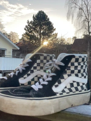 Vans SK8-Hi Sneakers Svart/rutiga - Vans sneakers i storlek 40,5. Nypris ca 1149kr. Väl använda så något smutsiga (se bild) annars i bra skick! Ingen crease🖤