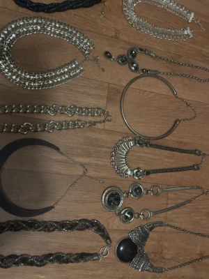 20 halsband till salu! - Fina halsband till salu. Några är lite rostiga (se bilder) vill ni ha mer bilder är det bara att skriva😊  