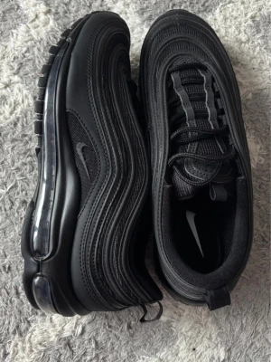 Svarta Nike Air Max 97 sneakers 40,5  - Mycket gott skick, varsamt använda. Storlek 40,5. Självklart äkta vara! 